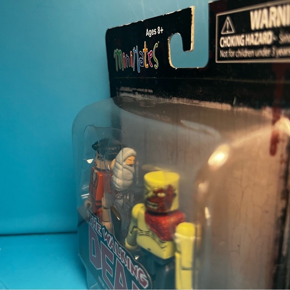 The Walking Dead Minimates - Series 4 - Prison Lori w/ Judith & Shoulder Zombie - Picture 4 of 5